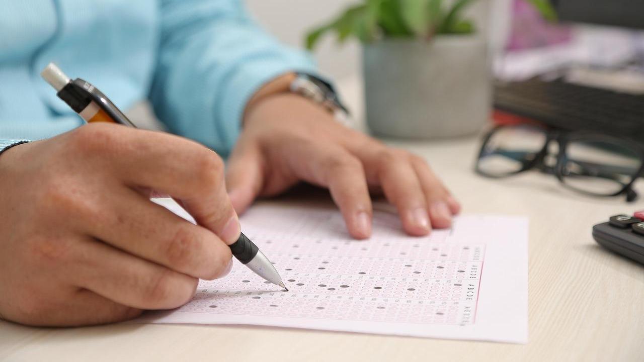 逾百人聘槍手「AI換臉」代考公務員試被揭發全遭開除。（示意圖／Pixabay）