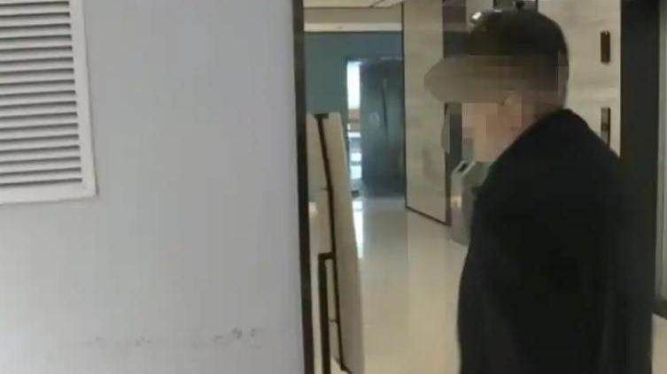 欠酒店2個月租拒搬走　重慶男理直氣壯：法院見