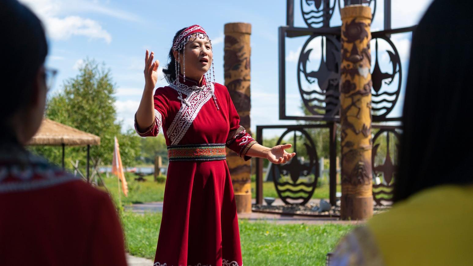 赫哲族伊瑪堪代表性傳承人盧艷華。（新華社資料圖片）