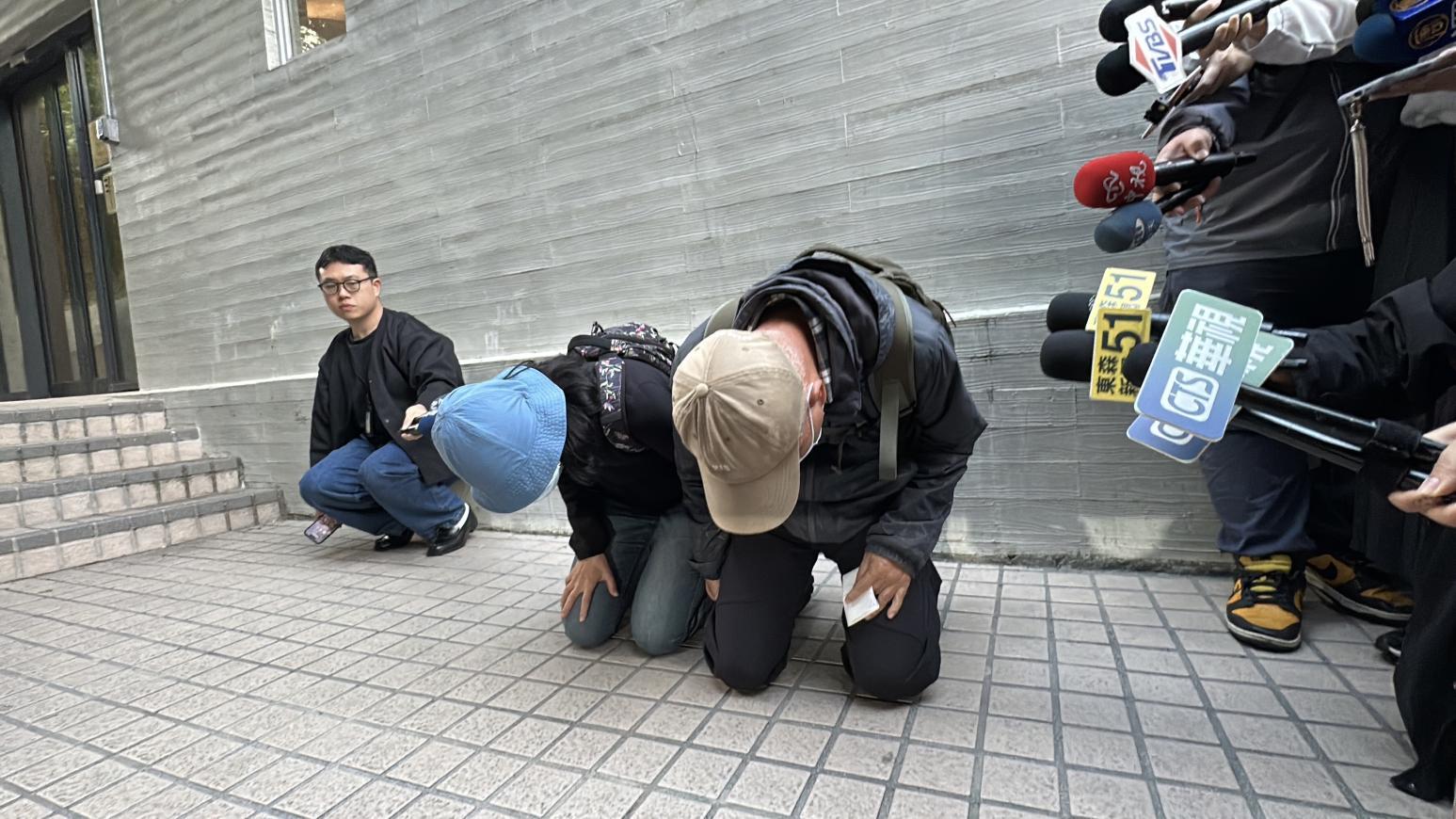 台北隨機傷人案｜檢方昨日下午對張文遺體進行解剖，張文的父母現身，是案發後首次受訪，連說4次對不起，並下跪向社會大眾及受害者家屬致歉。(中天新聞)