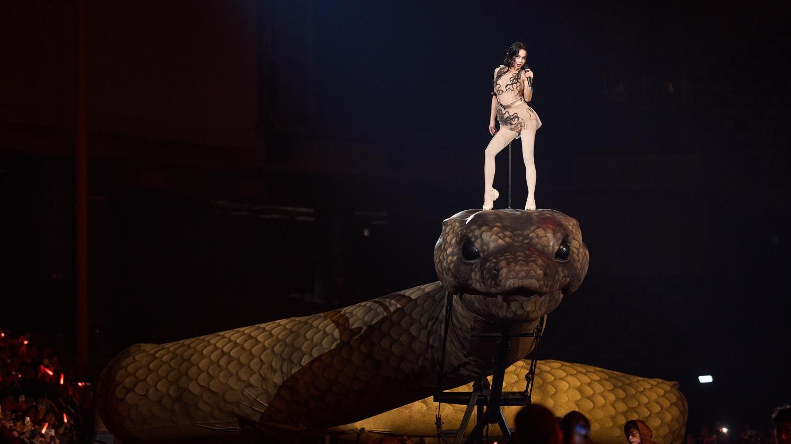蔡依林登3層樓高巨蟒繞大巨蛋 台北大巨蛋開場震撼4萬人
