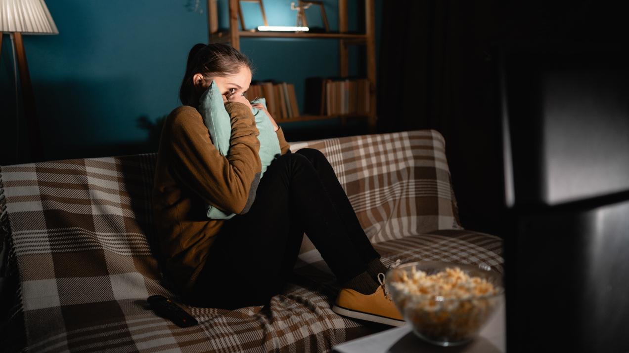 恐怖故事製造「剛好的不確定性」，讓大腦解讀新事物和制定應對措施的「預測機制」保持活躍，進而可以更好地預判未來的威脅、應對現實生活中長期的不確定性。