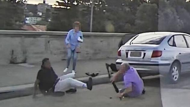 穿紫色上衣的丈夫推跌槍手，自己也跌倒，妻子上前協助。(互聯網)