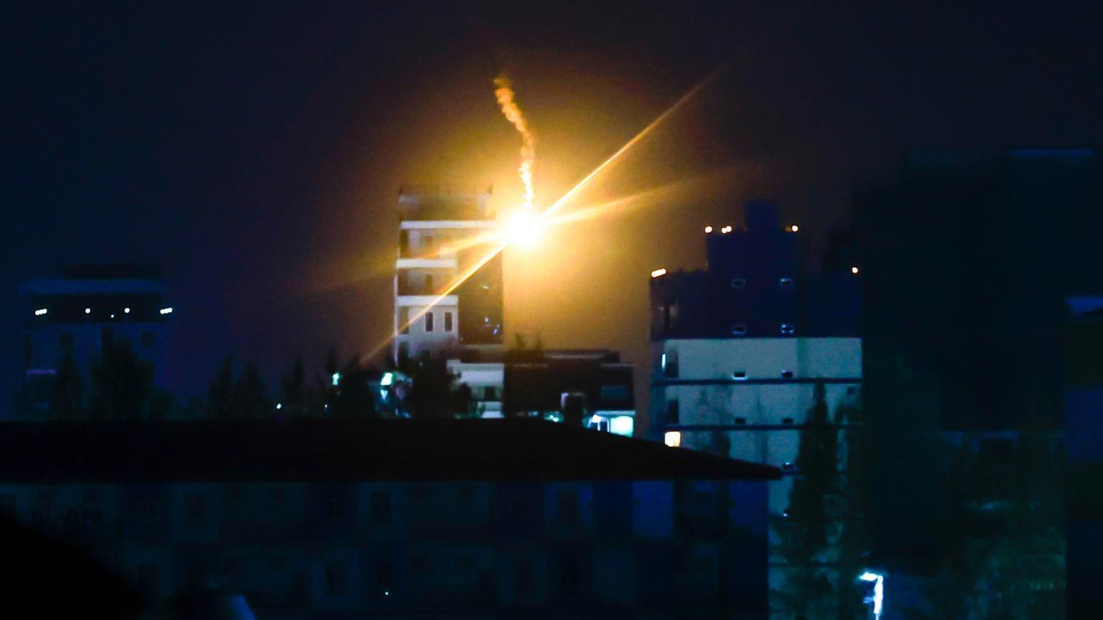 圖為12月26日，泰國軍方發射的照明彈劃過柬埔寨波貝（Poipet）的天空。（圖／美聯社）