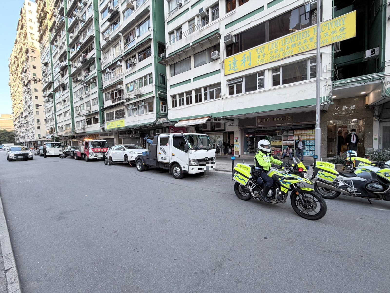 警西九龍打擊違泊發逾900告票拖7車，52歲男涉4罪被捕。(警方圖片)