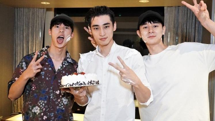 張軒睿（右）近期傳出和許光漢（左）鬧翻、婚禮上遭章廣辰（中）無視。（圖／八大 提供）