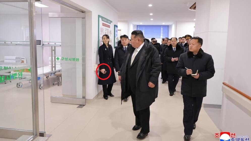 從朝中社周日發布的照片可見，金與正與金正恩視察新醫院時，右手疑拿著中國品牌Honor的Magic V3手機。(互聯網)