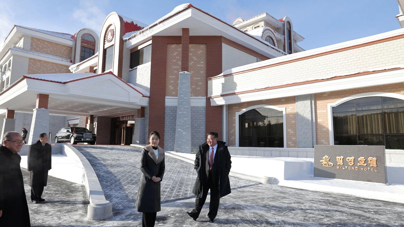 朝中社發布金主愛陪同父親金正恩參觀北部三池淵郡新落成豪華度假村的照片。(互聯網)