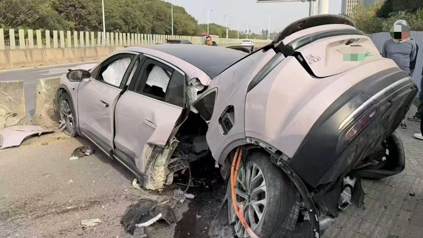 上海一輛紫色蔚來電動車撞水泥墩   斷成兩截