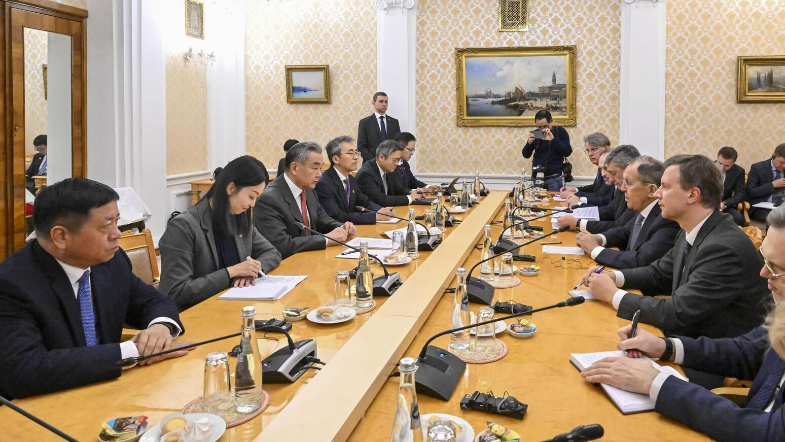 王毅與拉夫羅夫的合照。（新華社）