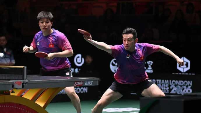 黃鎮廷夥拍陳顥樺打第四場男雙，以局數11:9擊敗對手，為港隊鎖定勝局。（國際乒聯微博）