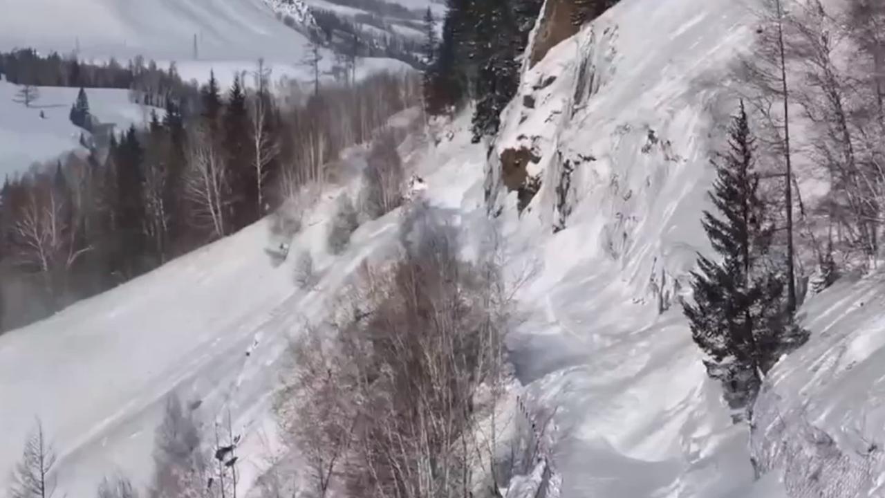 新疆喀納斯景區一個滑雪場上周四發生局部雪崩。