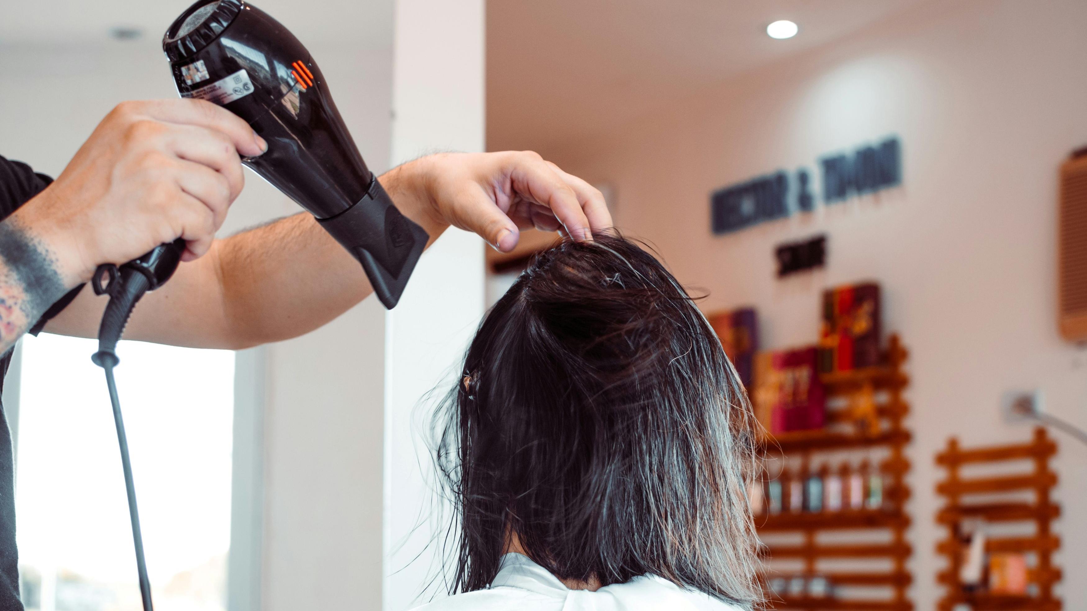 風筒太熱好傷頭皮 4個常犯吹頭錯誤 教你正確吹頭步驟