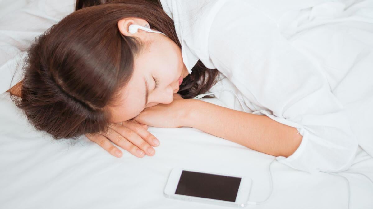 如果習慣戴耳機入睡，要確保聲音不要過大，否則可能會傷害內耳中的毛細胞，而這些細胞一旦受損通常無法再生，將造成永久性聽力下降。