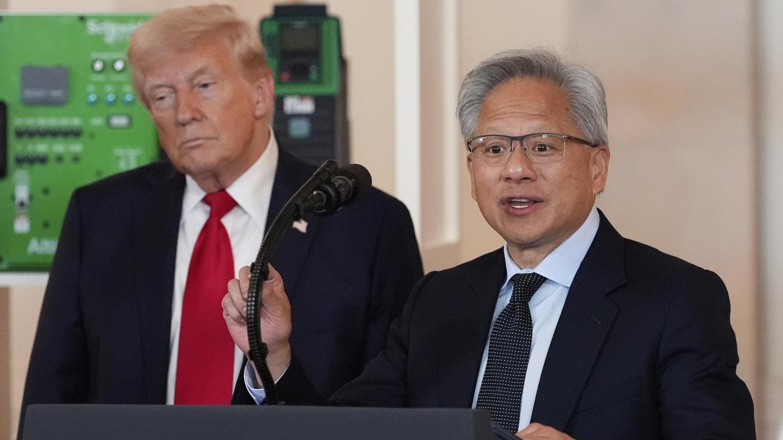 圖為特朗普與黃仁勳今年4月在白宮一場關於投資美國的活動中。（資料照／美聯社）