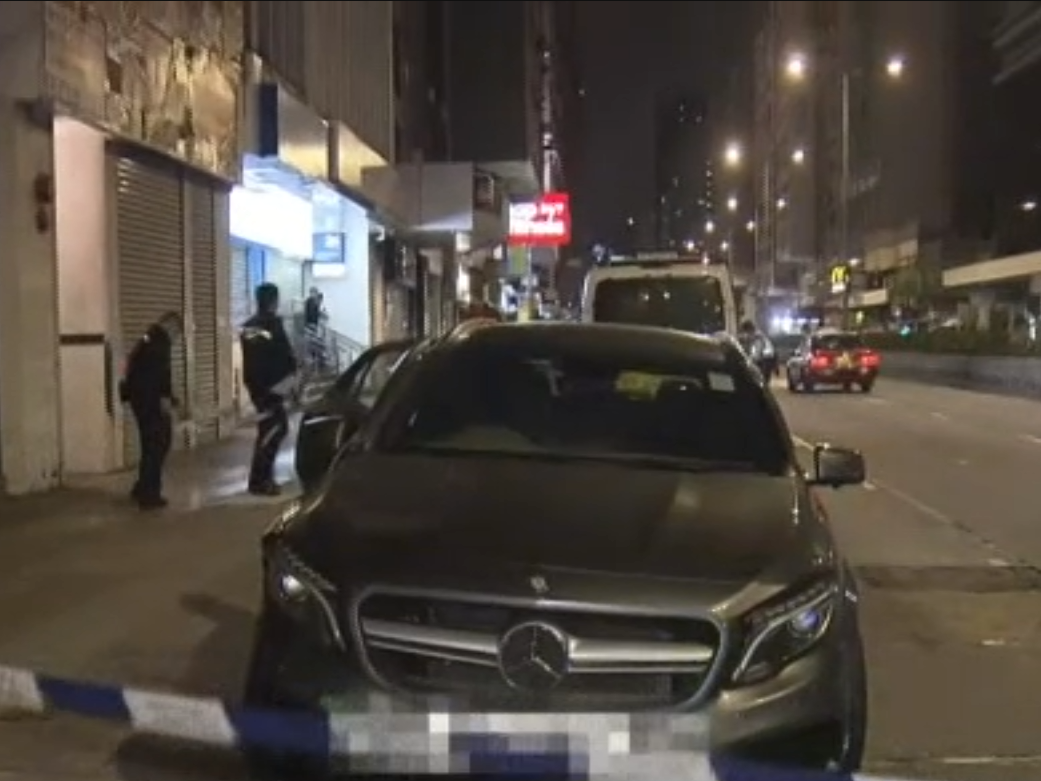 深水埗毒品快餐車衝路障後撞車，司機棄車逃逸。(now新聞截圖)