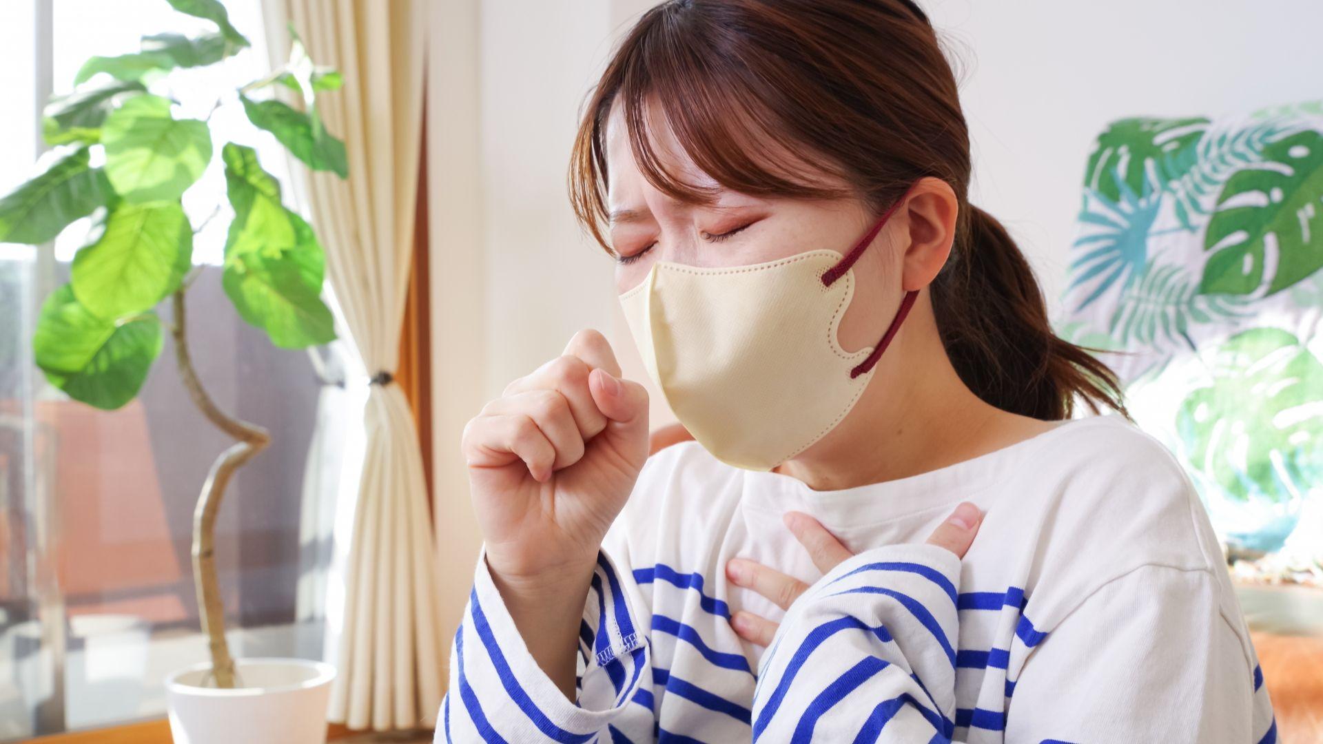 換季時感冒與鼻塞增加，容易造成耳咽管阻塞，引發耳悶或中耳積液；乾冷空氣也使喉嚨黏膜乾燥，導致咳嗽與聲音沙啞。