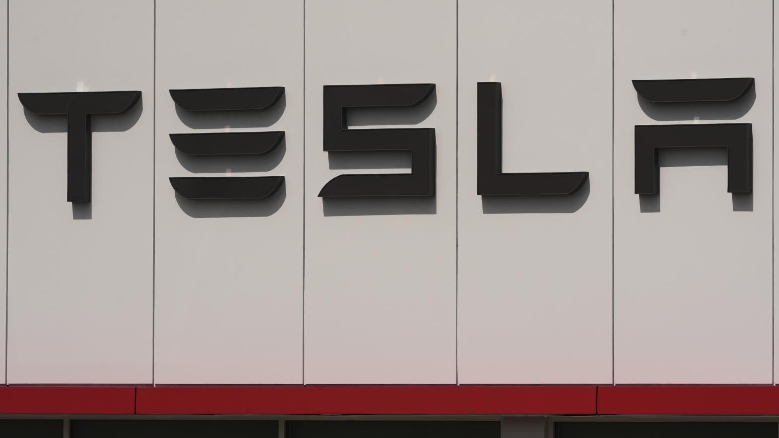 特斯拉的機械式緊急門把可能不易取得或辨識，在緊急狀況下恐危及乘客性命。（資料照／《美聯社》）