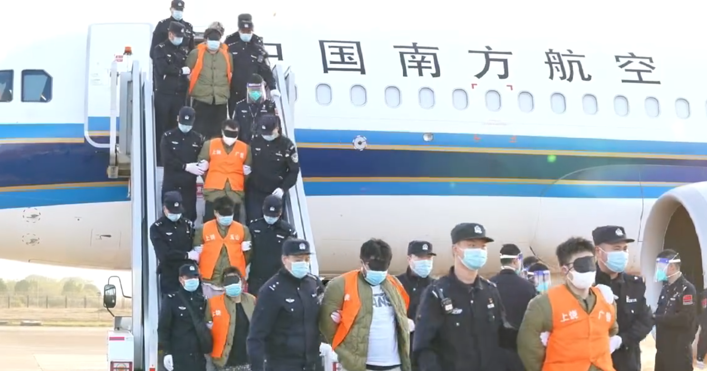 12月起再有1178名在緬甸妙瓦底地區的中國籍電詐疑犯，由公安機關經泰國押解回國。(央視影片截圖)