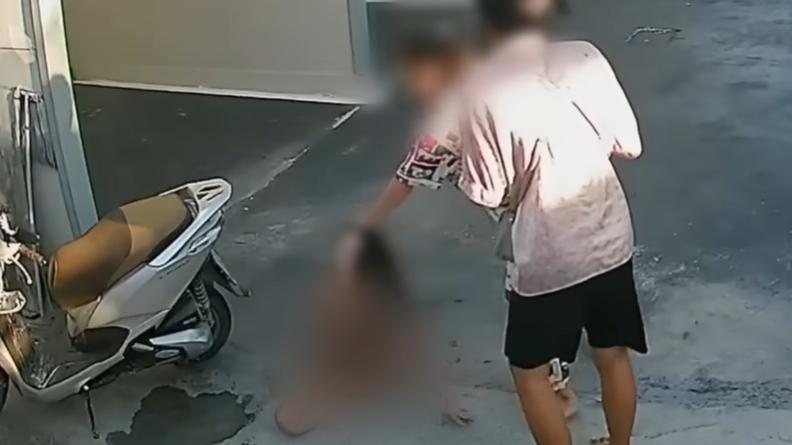 閉路電視拍到，沃拉萬扯著裸女的頭髮，將她拉出汽車旅館空地毆打，友人在旁拍攝。(互聯網)