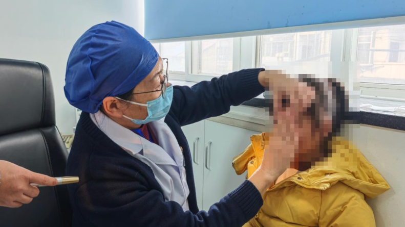 專家為病童檢查。