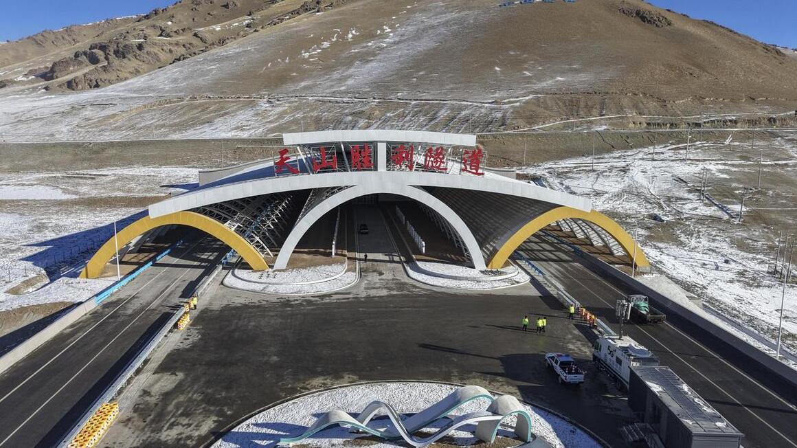 新疆天山勝利隧道。（圖／新華社）