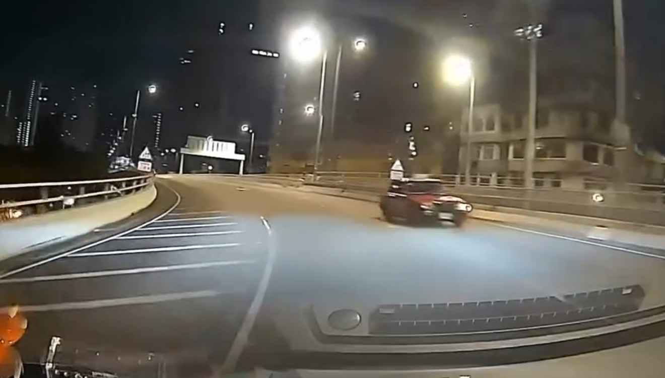 有司機拍攝到涉事的士當日在西九龍走廊逆線行駛(Threads@hellockf0623)