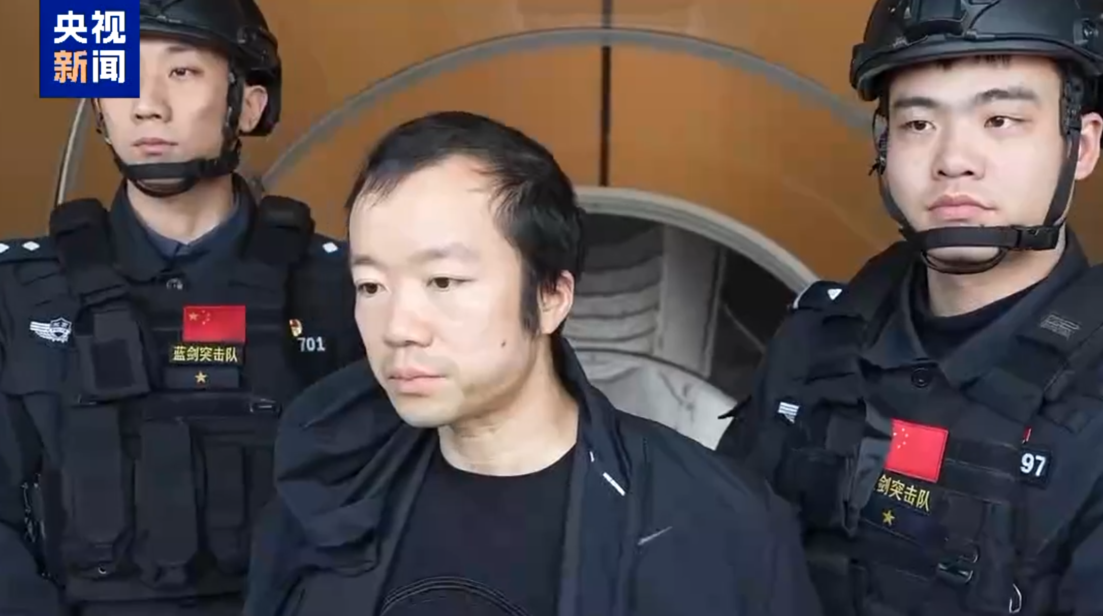 公安部將涉嫌詐騙的「太子集團」華裔創辦人兼董事長陳志押解回國。(央視新聞)