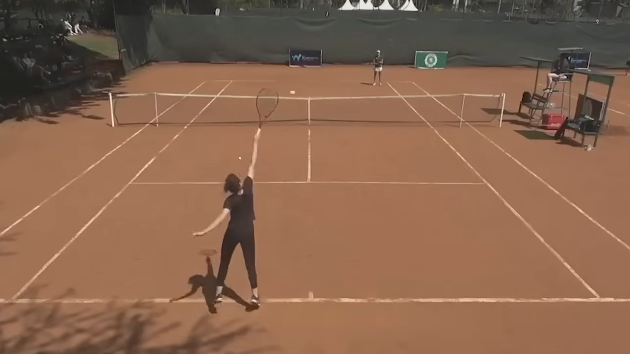 非洲的一場女子網球賽事，因為球手糟糕的表現而引起爭議。(影片截圖)