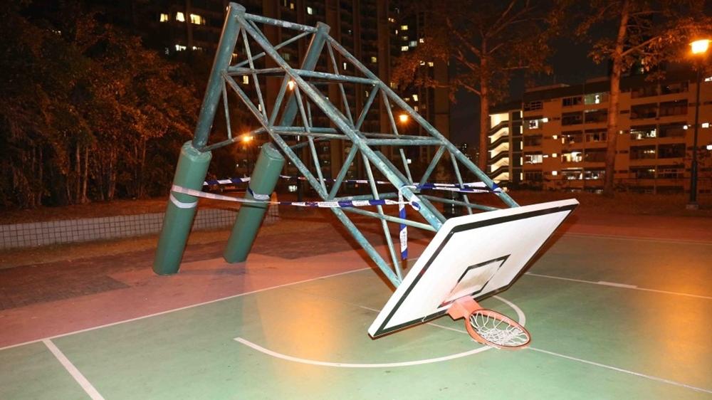 土瓜灣遊樂場籃球架倒塌，打波少年被擊中送院。(FB/Danny Law)