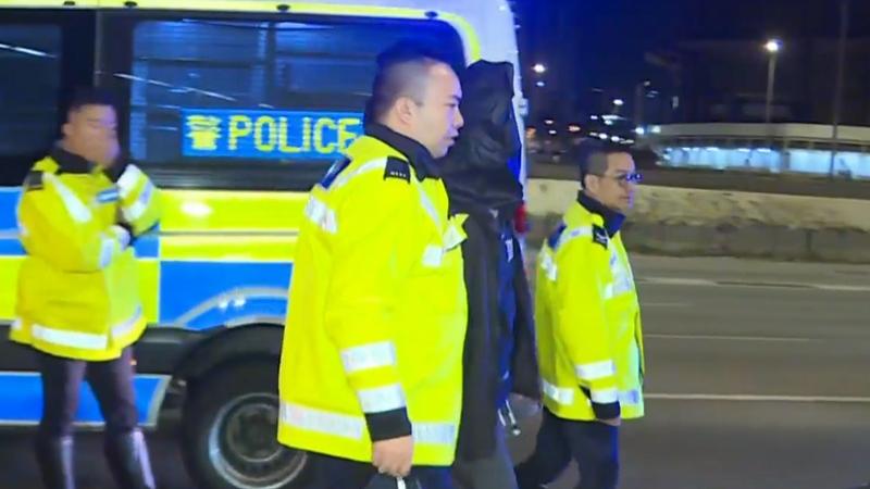 新蒲崗私家車行車左搖右擺遭截查，車內檢獲可卡因等毒品。(有線新聞截圖)