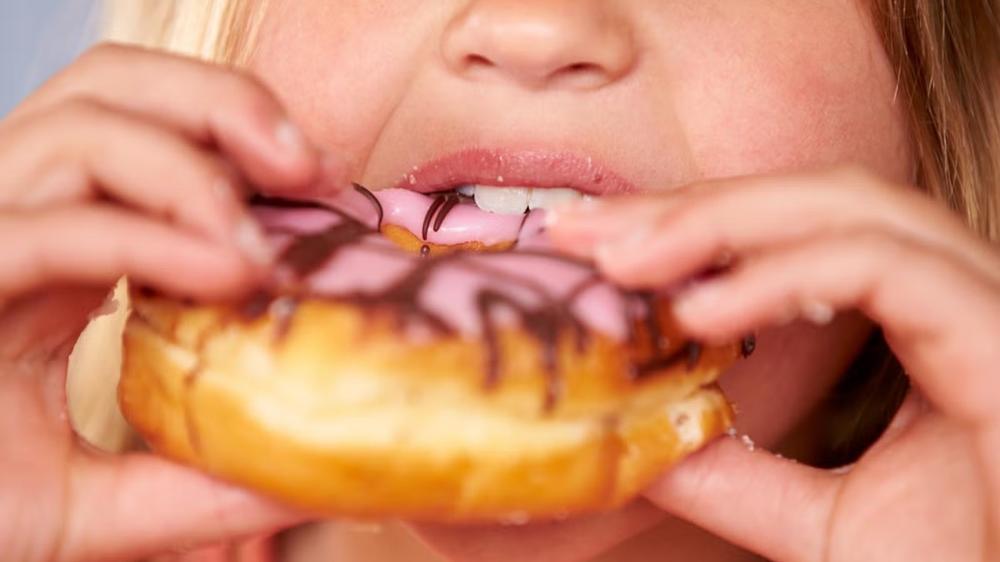 應對兒童肥胖問題，英國禁日間電視及網絡零食廣告。(網上圖片)