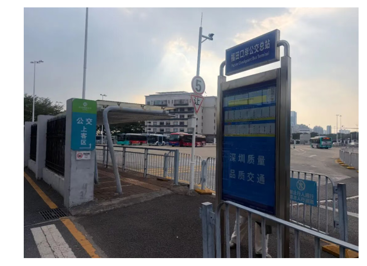 港大深圳醫院開通跨境就醫往返巴士線，30分鐘直達福田口岸。(香港大學深圳醫院)