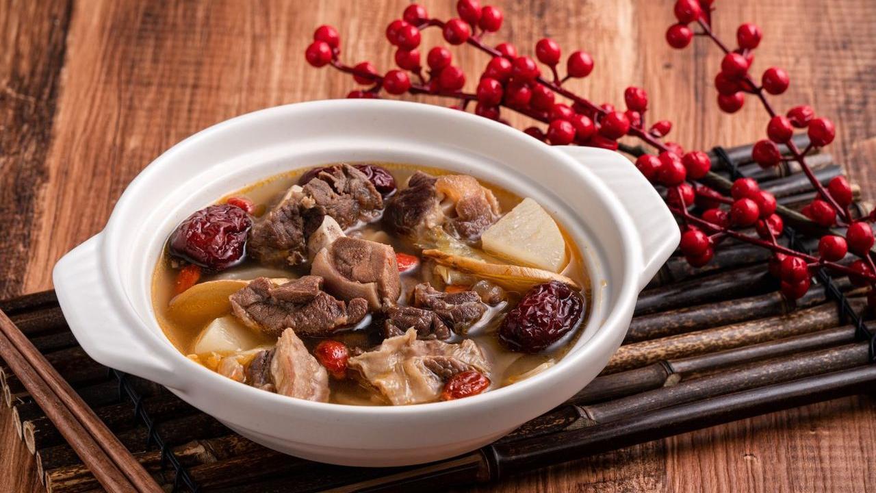 邱筱宸醫生表示，冬天偶爾吃藥膳火鍋、喝一碗當歸湯，婦科疾病患者通常毋須過度恐慌，但若計劃長期服用高劑量濃縮錠劑，務必先與醫生討論。