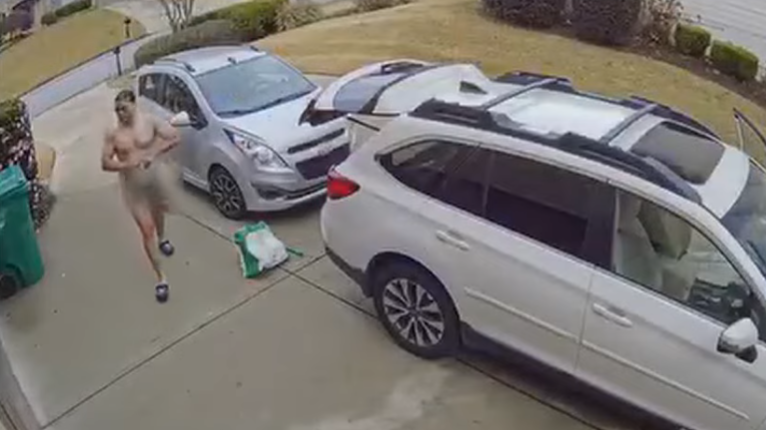 裸體偷車賊身上僅圍枱布 遭警追捕一絲不掛落網(有片)