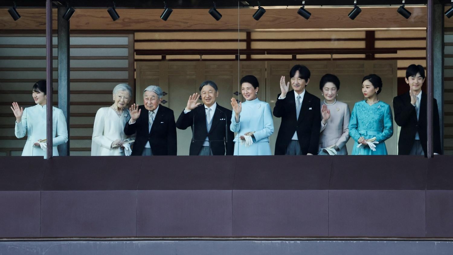 日本皇室傳統在皇宮內的觀覽台會見國民。(路透社)