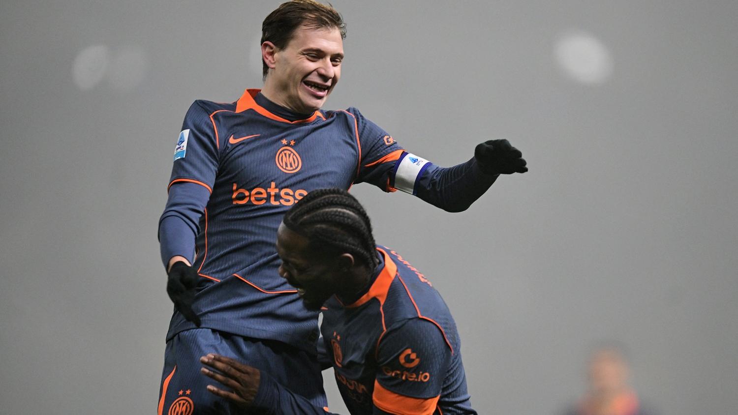 國際米蘭擊敗帕爾馬後，聯賽暫時帶出。(路透社)