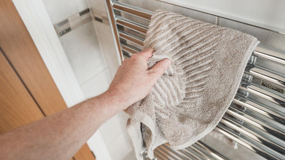 成年人染傳染性軟疣，常見於生殖器、大腿內側或下腹部，多數案例與性接觸有關，因此被歸類為性傳染病，但也可能透過共用受污染物品感染。