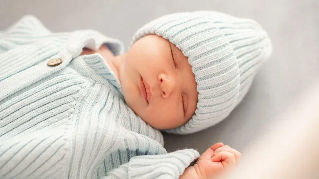 家長應牢記並落實「安全睡眠五大守則」，包括嬰兒每一次睡眠，都應採仰睡姿勢，側睡或趴睡都會顯著增加猝死風險。