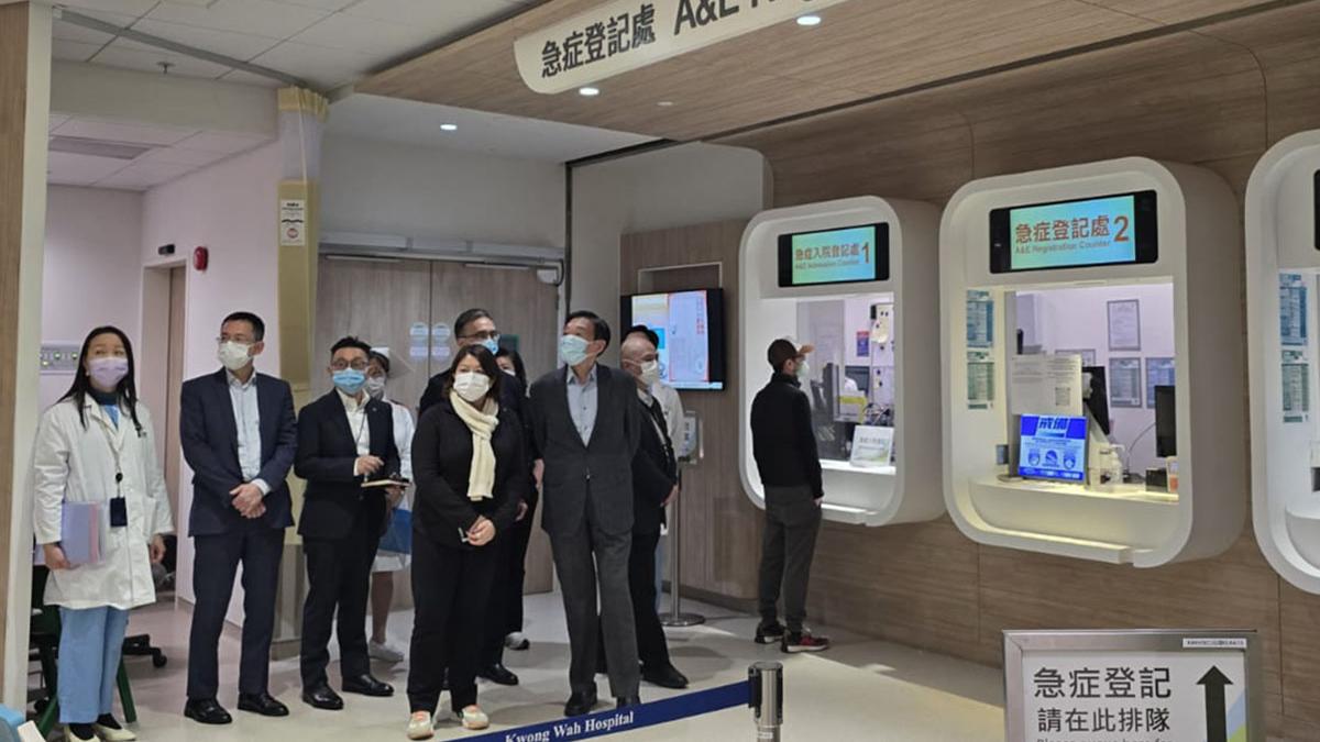 范鴻齡(前排右一)、李夏茵(前排右二)等到廣華醫院視察。