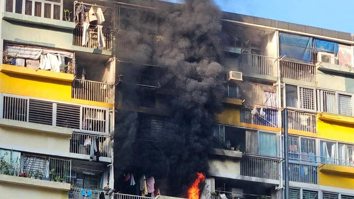 筲箕灣明華大廈發生火警。（fb「香港交通突發報料區突發事故資迅谷: 點只係交通咁簡單 」圖片）