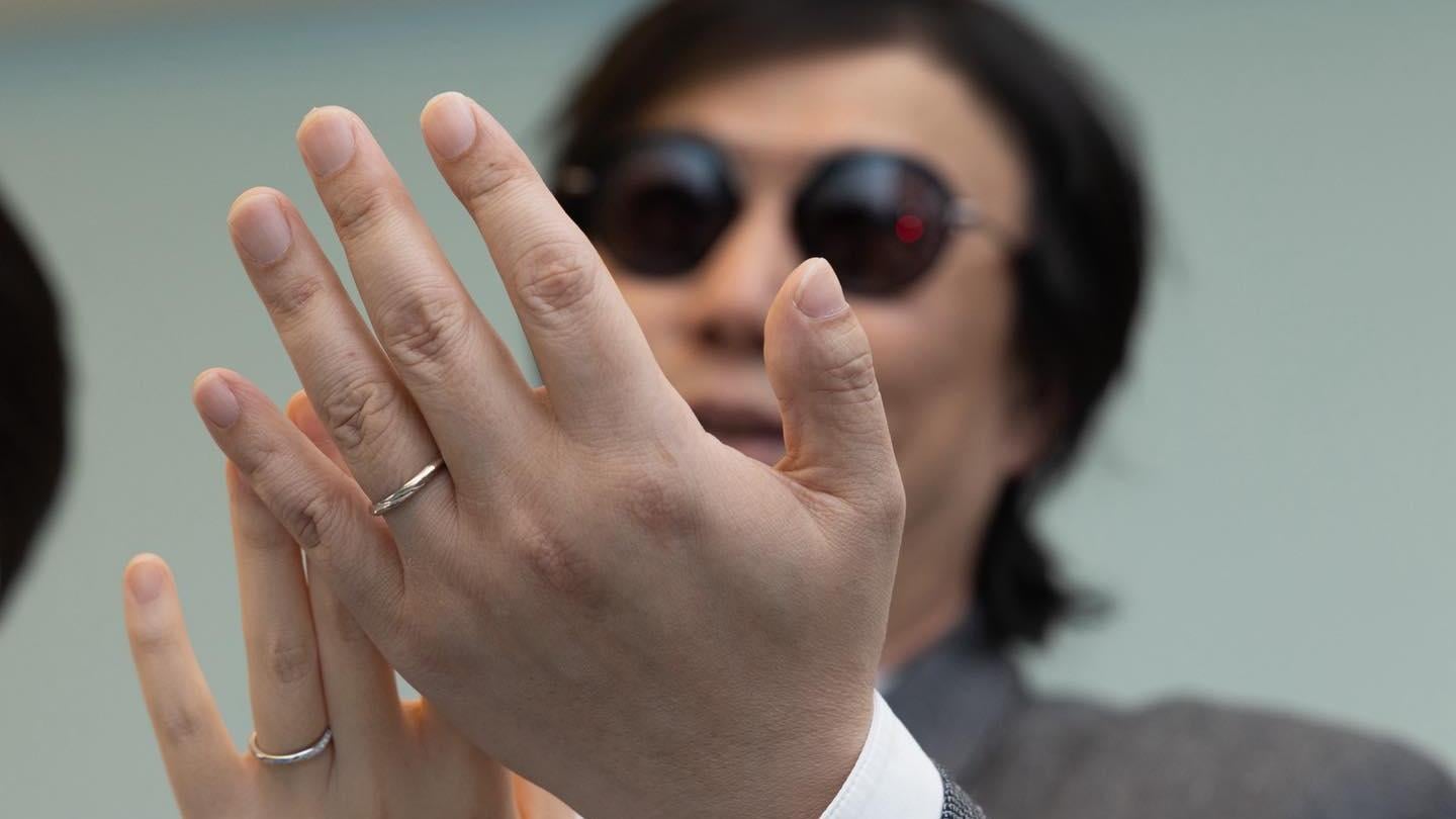 視障金曲歌王蕭煌奇登記結婚 娶交往1年女友開心曬婚戒