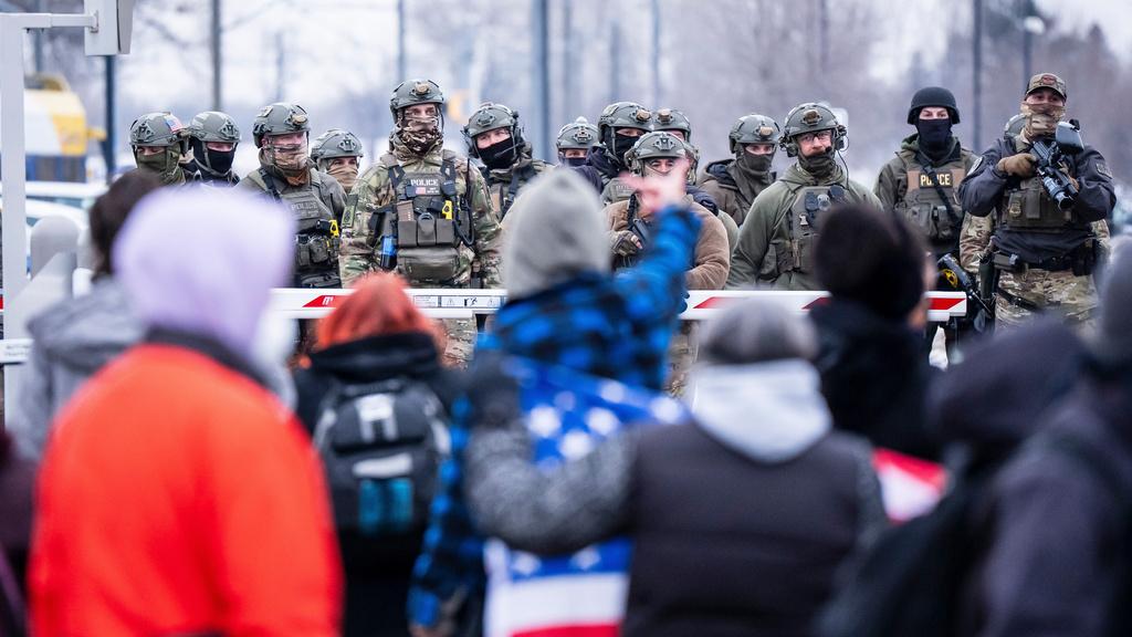 美國明尼亞波利斯市民抗議移民局的行動。(美聯社)