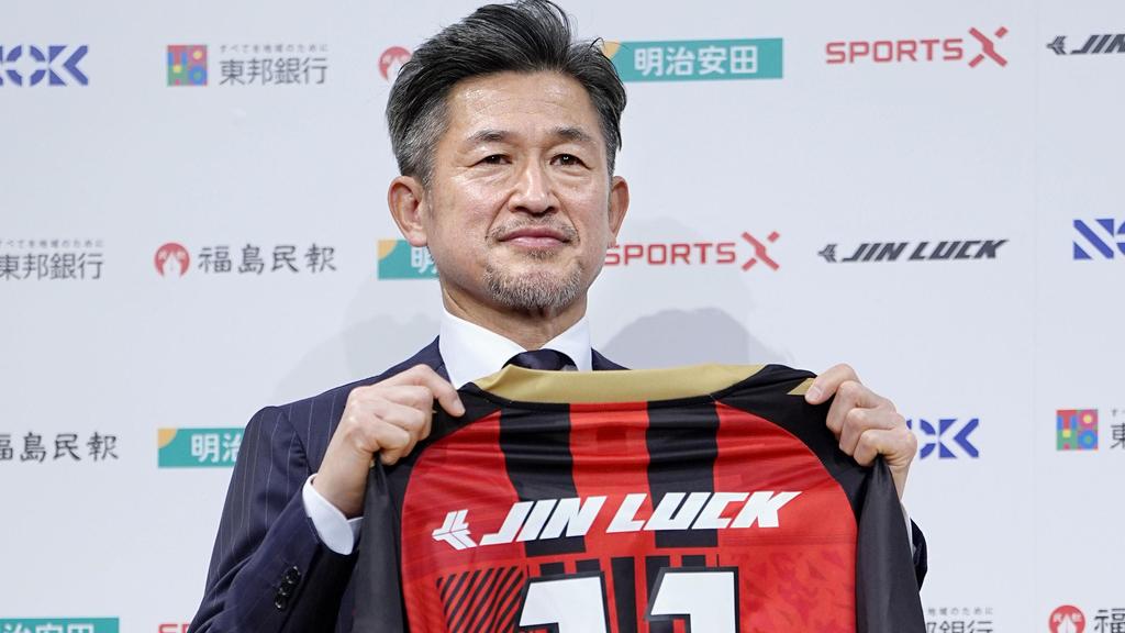 三浦知良將穿上福島聯11號球衣。(美聯社)