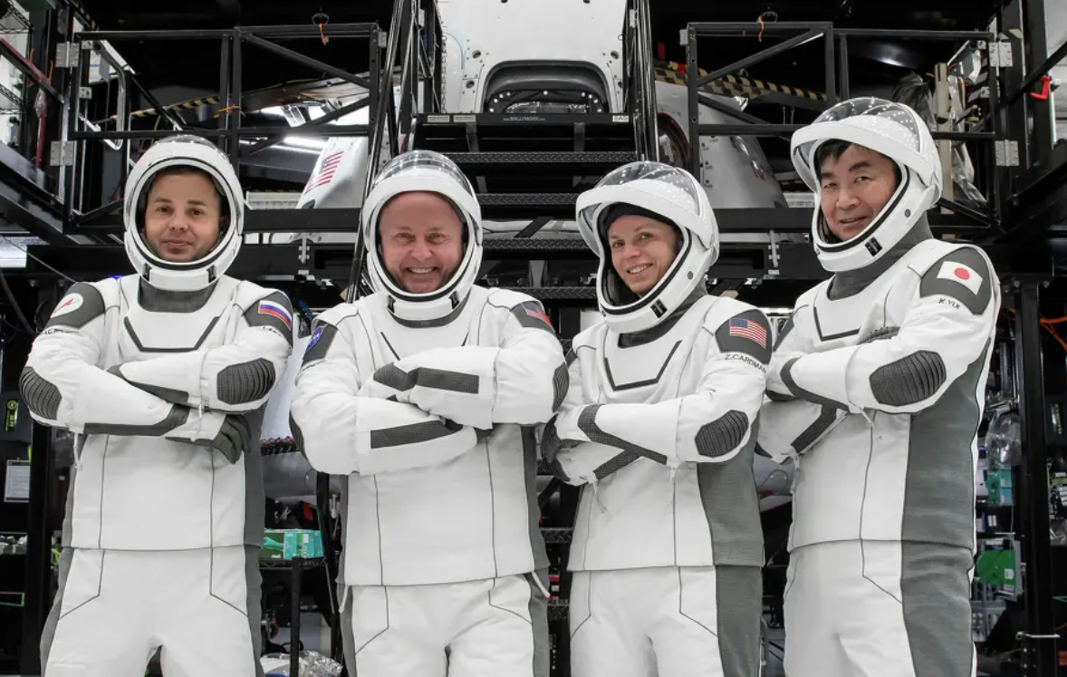 四名太空人是美國的卡德曼和芬克、日本的油井龜美也和俄羅斯的普拉托諾夫，他們去年8月乘坐SpaceX「龍」飛船抵國際太空站。(網上圖片)