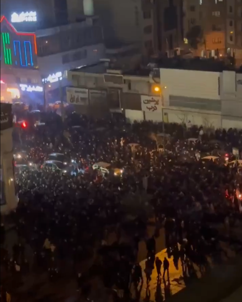 伊朗民眾不滿生活成本飆升，反政府示威潮持續擴大蔓延全國多地，德黑蘭有民眾聚集。(影片截圖)