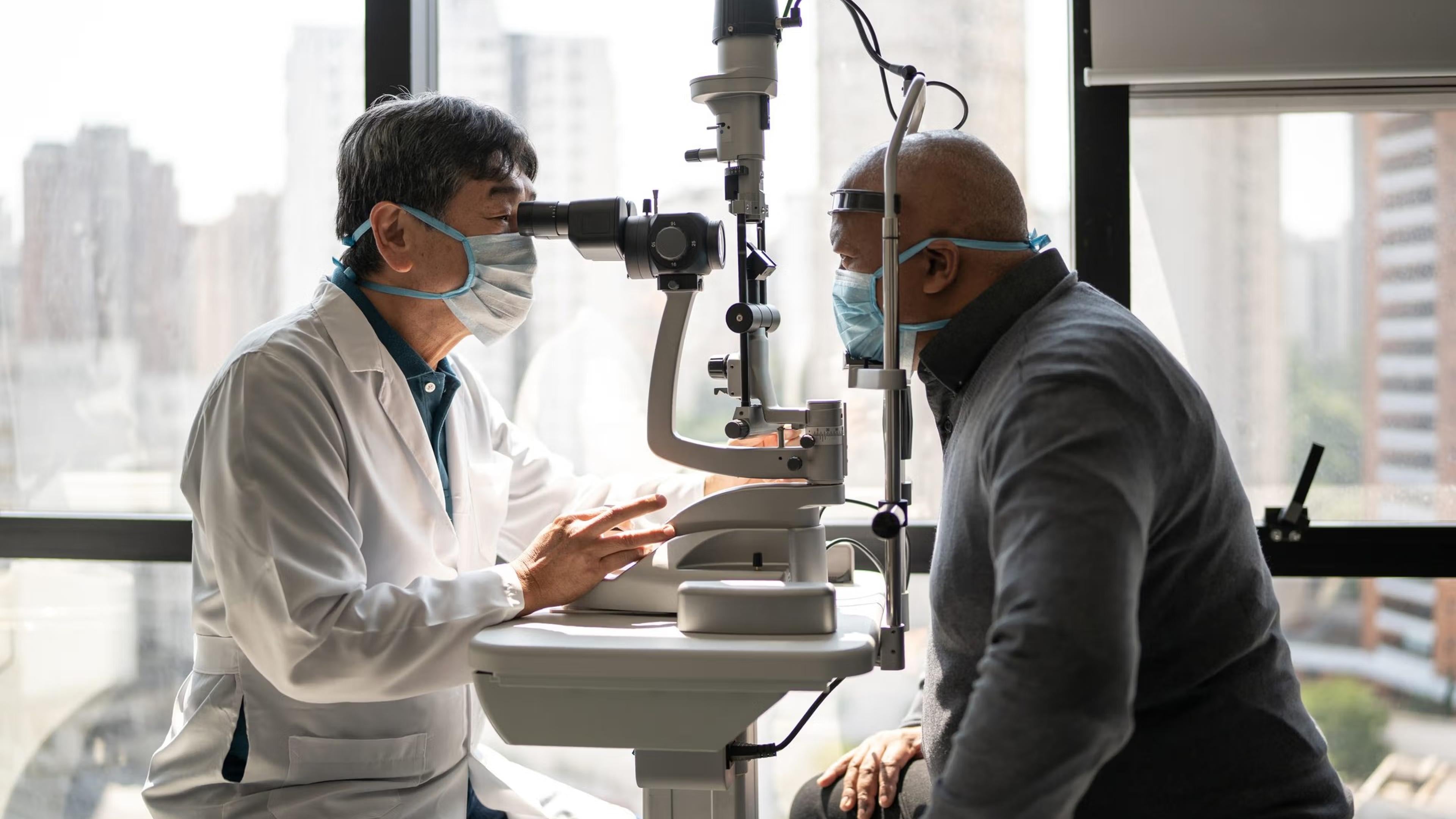 外出時則要注意眼部保暖與防風，揸電單車或在戶外風大時，建議佩戴全罩式頭盔或包覆性好的墨鏡、防風鏡，減少冷風直接吹襲，預防乾眼與淚液過度揮發。