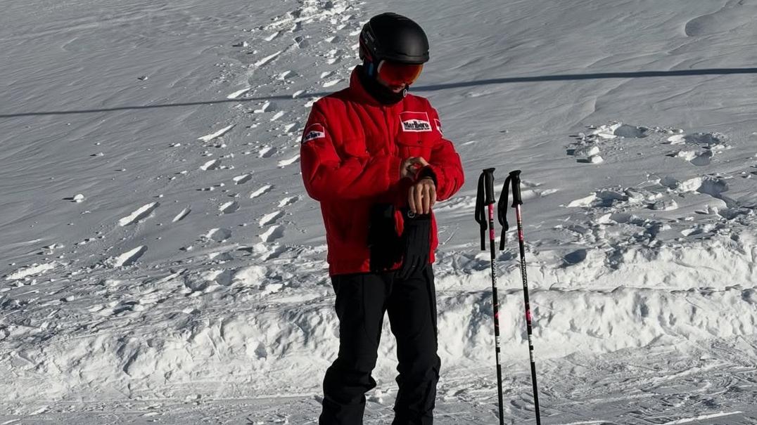 阿爾派車手加斯利穿上紅色外套滑雪。(IG)