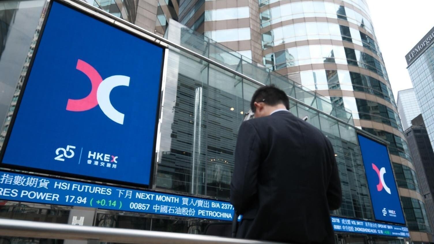 恒生指數低開182點，報27,785點。(資料圖片)