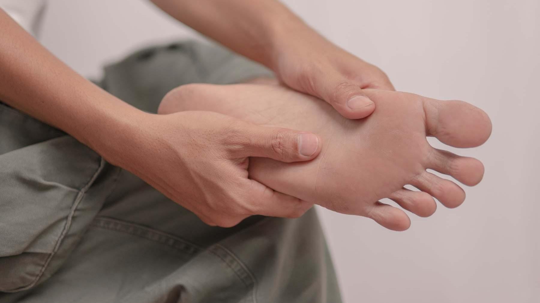 社交媒體最近流傳一種養生方式，聲稱以風筒加熱腳底，有助於改善黑眼圈，甚至增進睡眠質素。中醫師對此表示，此舉背後關鍵在於保暖要做到位。